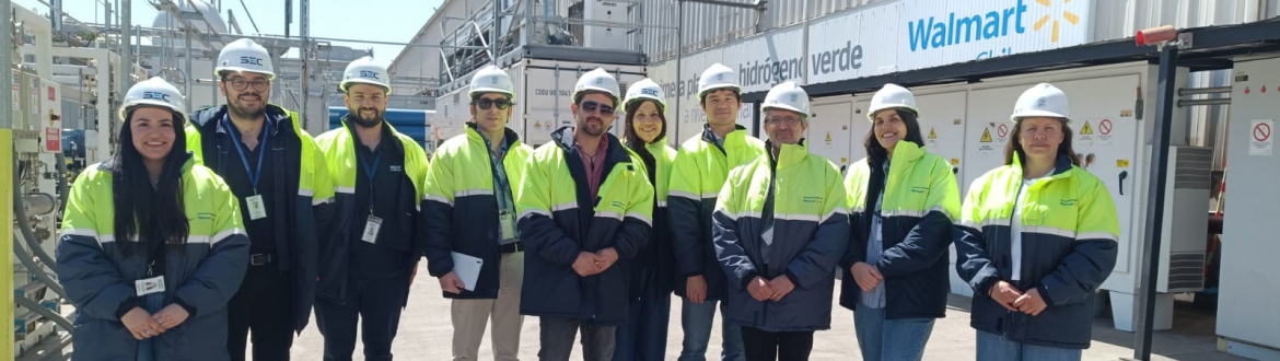 Profesionales de la CNE visitan instalaciones de hidrógeno verde en centro de despacho de Walmart Chile